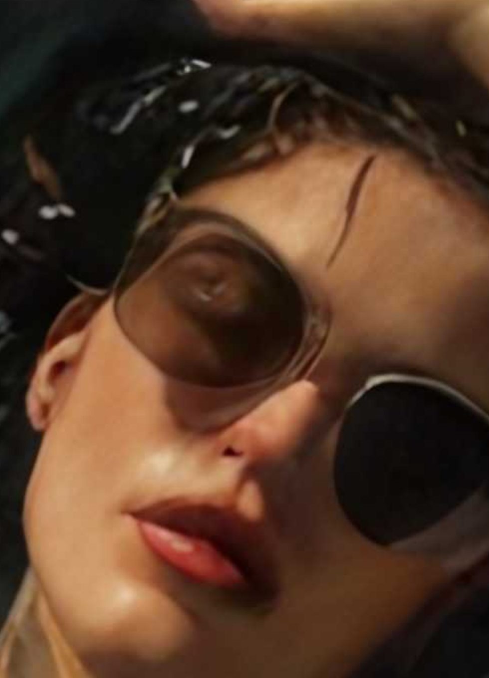 Campagne éditoriale — femme aux lunettes de soleil