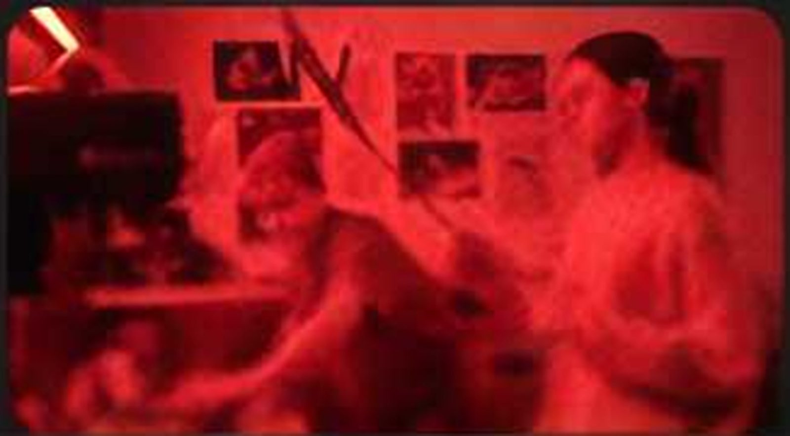 L'équipe au studio, lumière rouge